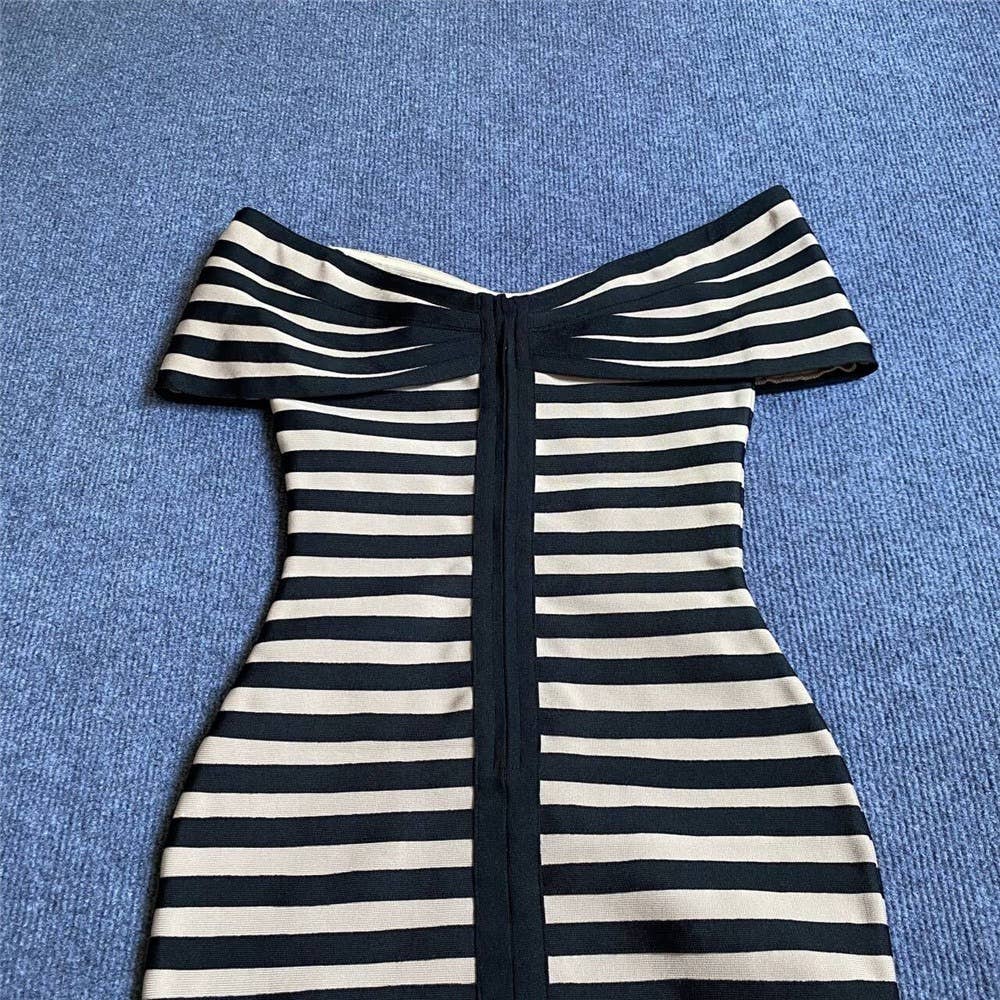 SCHICKES GESTREIFTES BANDEAU-KLEID
