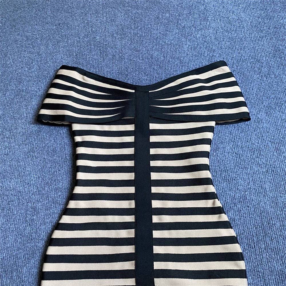 SCHICKES GESTREIFTES BANDEAU-KLEID